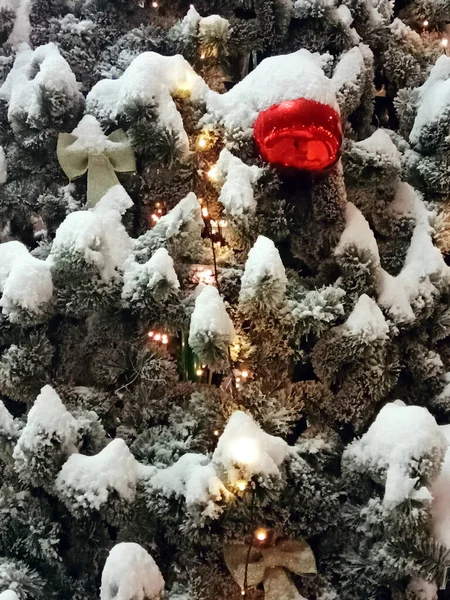 Julgran Snön Dekorerad Med Röda Bollar Jul Nyår — Stockfoto