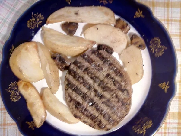 Batatas Fritas Com Bife — Fotografia de Stock