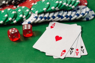 Poker, floş royal, zar ve kumar fişleri