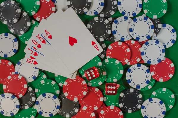 Poker, escalera real y fichas de juego — Foto de Stock
