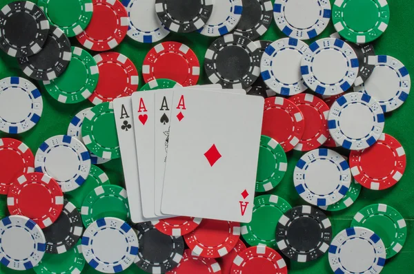 Poker, escalera real y fichas de juego — Foto de Stock