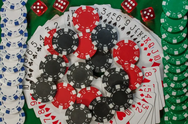 Poker, royal flush en gokken chips — Stockfoto