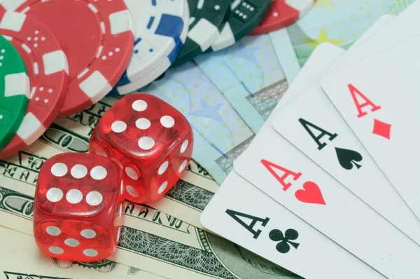 Poker, escalera real, dados y fichas de juego — Foto de Stock