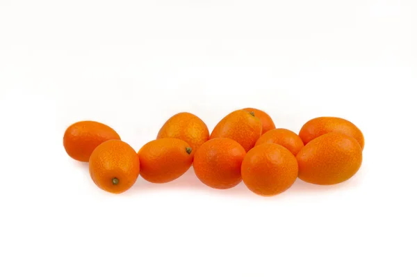 Kumquats på den vita bakgrunden — Stockfoto