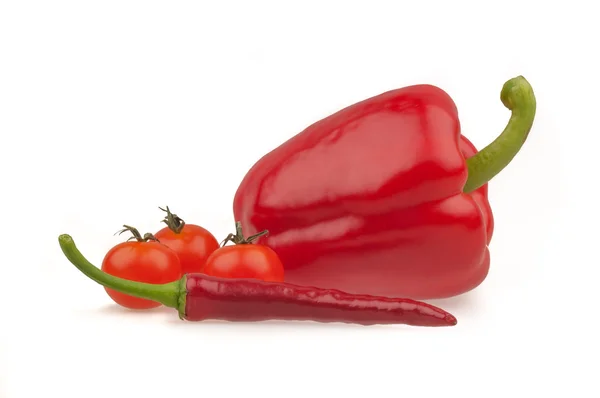 Rode chili peper, rode paprika en drie cherry tomaten samenstelling — Stockfoto