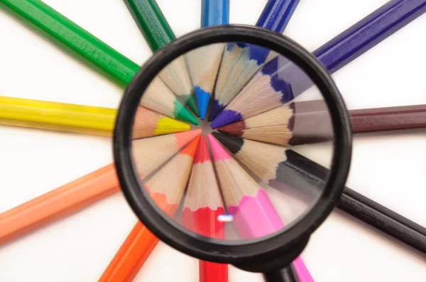 Lupa a barevné tužky — Stock fotografie