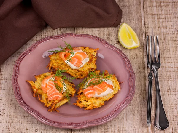 Potato fritters with salmon served with creamy sauce — Stock Photo, Image