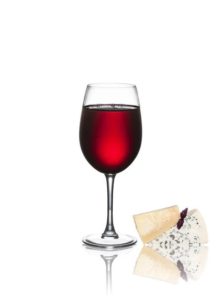 Sklenka vína a sýrů, samostatný — Stock fotografie
