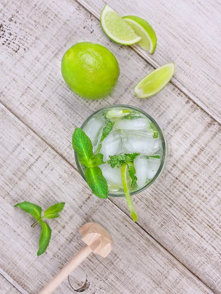 Mojito sobre fondo de madera — Foto de Stock