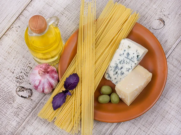 Raw pasta spaghetti and cheese — Stock Photo, Image