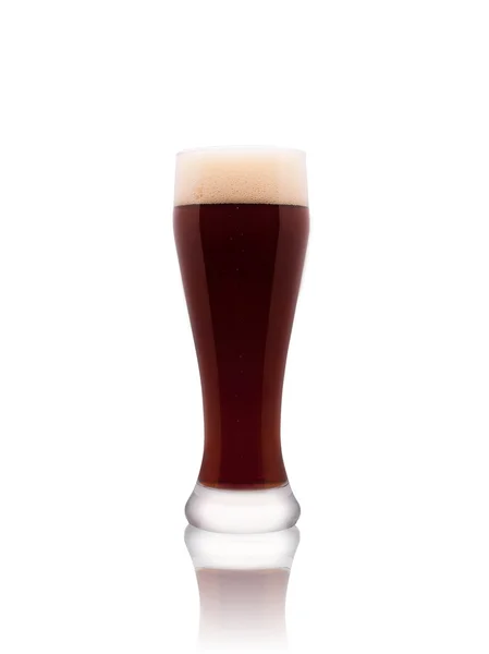 Склянка темного пива ізольовано — стокове фото