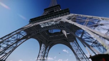 Eyfel Kulesi üzerinde uçan uçak