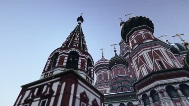 Plane passing at The Cathedral of Vasily the Blessed in Moscow, Russia. — Stock Video