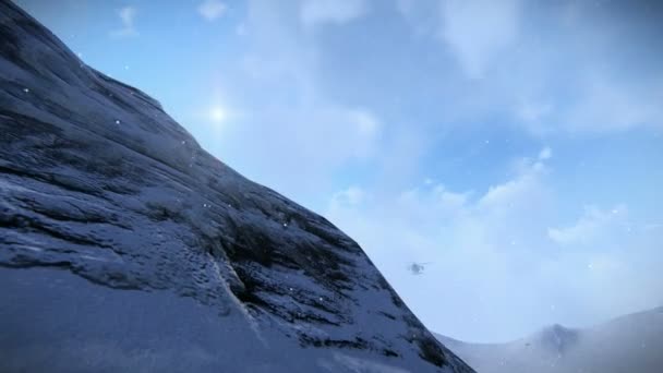 Helicóptero volando sobre una montaña — Vídeos de Stock