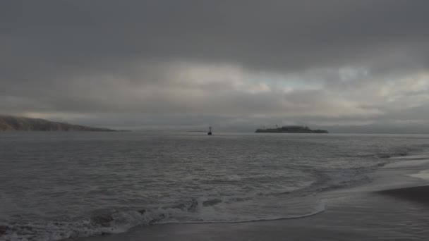 Alcatraz Island View in the Morning, ponuré mraky a mlha. Pláž a ptáci. — Stock video