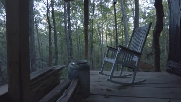 Mecedora en el bosque patio tranquilo — Vídeo de stock