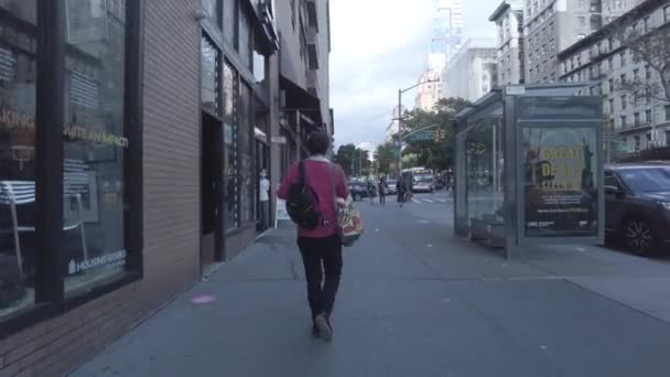 New York Manhattan yayaları sokakta yürüyor.. — Stok video