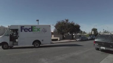 Fedex otobüsü Los Angeles 'ın banliyölerinden kalkıyor. Yüksek kalite 4k görüntü