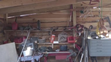 Bir kulübede ahşap işçiliği kendi başına yap. İnşaata hazır mı yoksa sadece ev tadilatına mı? Yüksek kalite 4k görüntü