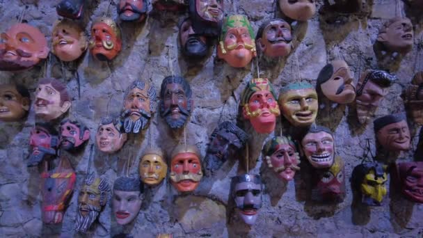 Traditionella Masker Från Guatemalas Kultur Hängde Mot Grottvägg Högkvalitativ Film — Stockvideo