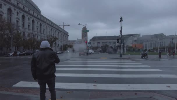 Punto Vista Pov Gloomy San Francisco Cruzando Calle Mientras Fumigaba — Vídeos de Stock
