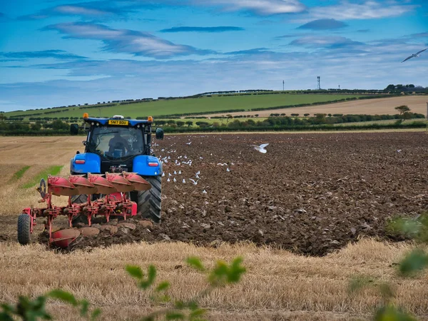 Farm Tractor Ploughing Field Stubble Partly Sunny Day Autumn Taken — Stock Photo, Image