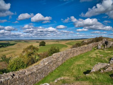 Northumberland, İngiltere 'deki Hadrian Duvarı' nın savunma tahkimatının kalıntıları. AD122 'de başlayan duvar Britanya boyunca uzandı ve Roma İmparatorluğu' nun kuzey sınırını oluşturdu..