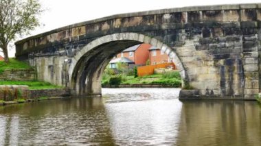 Leeds 'ten Liverpool Kanalı' na geleneksel bir kanal köprüsünün statik görüntüsü. Köprü, Rufford Şube Kanalı 'nın karşısındaki patikayı taşıyor..