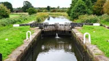 Lancashire, İngiltere 'deki Leeds Liverpool Kanalı' nın Rufford Şubesi 'ne Moss Lock' un statik kurucu görüntüsü. Yazın güneşli bir günde çekilmiş..