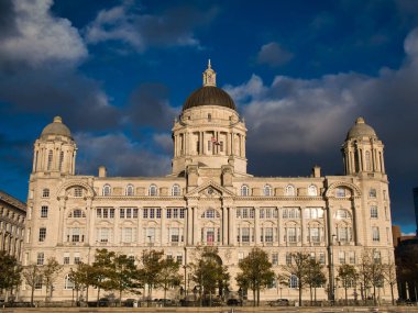 Beyaz Portland taşıyla kaplı, 2. sınıf Liverpool Limanı binası. Liverpool 'un tarihi rıhtımındaki Three Graces' lerden biri. Sonbaharda güneşli bir günde çekilmiş..