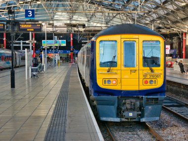 Liverpool, İngiltere 'deki Lime Street İstasyonu' nda terk edilmiş bir platformda bekleyen bir Kuzey Demiryolu banliyö treni.