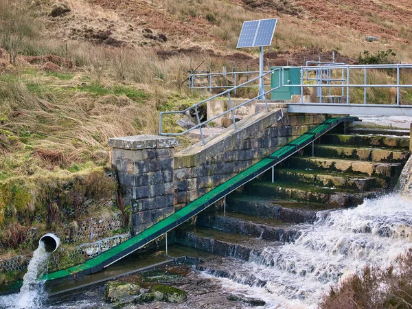 Infrastruktura Vodního Hospodářství Řece Whitendale Lancashire Spojeném Království Ukazuje Zelený — Stock fotografie