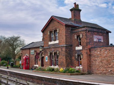 Wirral, İngiltere 'deki Hadlow Road Tren İstasyonu. Listelenen 2. sınıf bir miras müzesi, 1956 'da kapandığı zamanki gibi görünmesi için restore edildi..