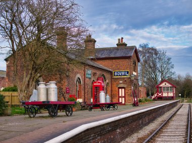 Wirral, İngiltere 'deki Hadlow Road Tren İstasyonu. Listelenen 2. sınıf bir miras müzesi, 1956 'da kapandığı zamanki gibi görünmesi için restore edildi..
