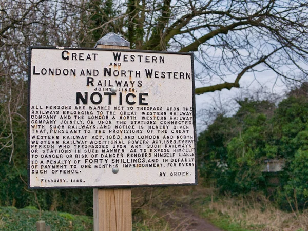 1885 있었던 양철도 철도측에서 소유권 위반자에 형벌을 경고하는 표지판 — 스톡 사진