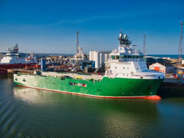 Aberdeen Limanı 'nda demirli olan Havila Kumandanı Bahamalar bayrağı altında denize açılan bir açık deniz ikmal gemisi. Güneşli bir günde, mavi bir gökyüzünde çekildi..