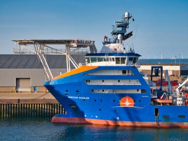 2010 yılında inşa edilen çok amaçlı ROV ve hafif inşaat gemisi Horizon Enabler 'in ileri helikopter güvertesi ve destekleyici yapısı. Güneşli bir günde çekildi mavi gökyüzü.