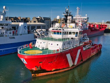 Aberdeen limanında, VOS Pathfinder (IMO: 9366079) Birleşik Krallık bayrağı altında 2008 yılında inşa edilmiş bir Offshore Supply gemisidir. Gemi kapasitesi 952 t DWT.