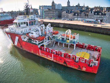 Aberdeen limanında, VOS Pathfinder 'ın güverte ve destek tekneleri (IMO: 9366079) Birleşik Krallık bayrağı altında 2008 yılında inşa edilen Offshore Supply Ship' tir..