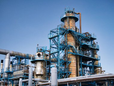 Wirral, Merseyside, İngiltere 'deki asfalt üretim tesisinde bir kimya endüstrisi kesitleme kolonu ve fabrikası. Yazın güneşli bir günde çekilmiş..