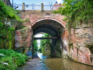 18. yüzyılda, Chester, Cheshire, İngiltere 'deki Shropshire Union Kanalı üzerinde kırmızı kumtaşı Northgate Caddesi Köprüsü' nden geçmiştir. Belki de Thomas Telford, Chester Kanalı 'nın danışman mühendisi..