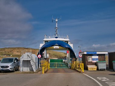 Adalar arası otomobilin boş güvertesi İngiltere 'nin Shetland kentindeki Yell adasındaki Gutcher feribot terminalinde Bigga feribotundan iniyor..
