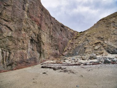 Ollaberry, Shetland yakınlarındaki Walls Boundary Fault, İngiltere 'nin kuzeyinden geçen Great Glen grev-slift fay hattının bir parçası. Bir tarafında granit bir uçurum, diğer tarafında ise şist var..