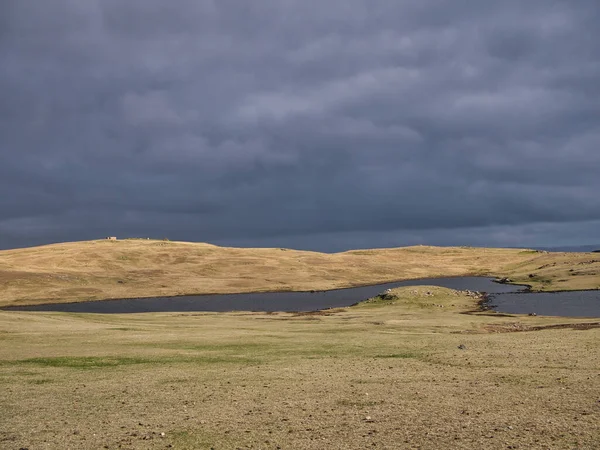 Yağmurdan Önce Eshaness Shetland Ngiltere Ağaçsız Bir Arazi Küçük Bir — Stok fotoğraf