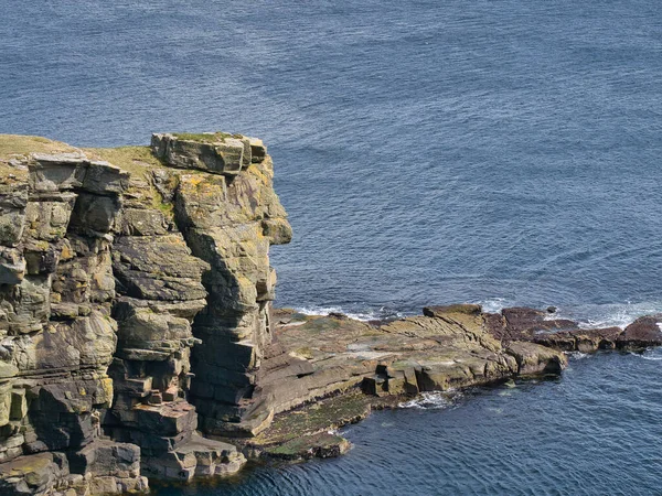 Una Gran Losa Roca Cima Acantilado Costero Cerca Sandwick Shetland — Foto de Stock