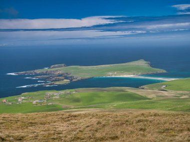 Anakara, Shetland, İngiltere 'nin batı kıyısındaki St Ninian Adası' nın havadan görüntüsü. Açık ve güneşli bir günde Scousburgh Koğuşundan alındı..