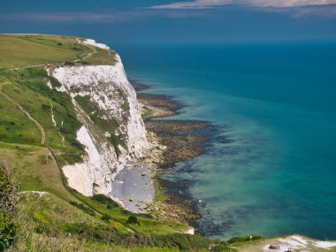Kent, İngiltere 'deki Dover' in beyaz kayalıkları. Sakin bir yaz gününde, berrak, turkuaz bir denizle çekildi..