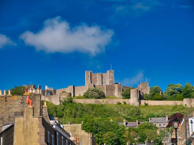 Kent, İngiltere 'deki Dover Kalesi kasabanın manzarasına hakim. Yazın güneşli bir günde mavi gökyüzü ile çekildi..