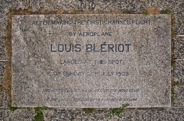 Una Placa Granito Erosionado Marca Aviador Francés Louis Bleriot Aterrizó — Foto de Stock