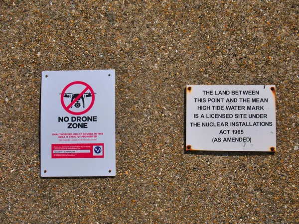 Znaki Ścianie Obwodu Elektrowni Jądrowych Dungeness Ostrzegają Loty Dronów Zabronione — Zdjęcie stockowe